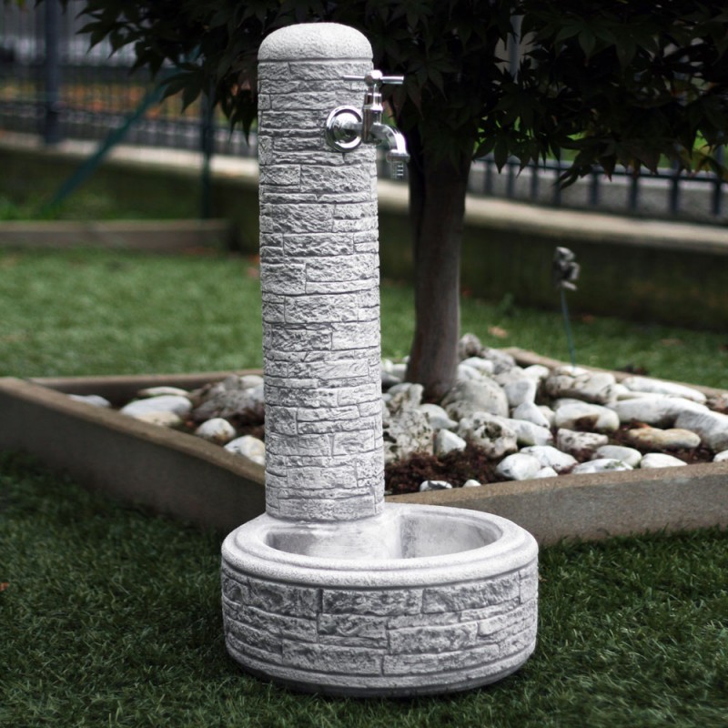Brumano beton kerti állókút, szürke